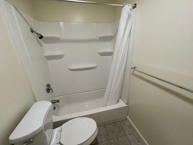 Building Photo - Apple Valley Home 4 Bedrooms, 2 Bathrooms,...