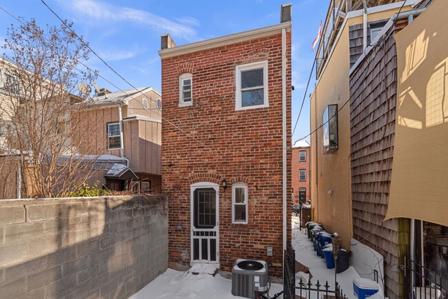 Building Photo - 216 S Castle St