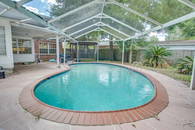 Building Photo - Pool Home with Office, Two Primary Suites ...