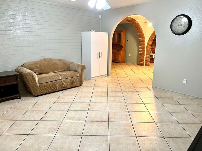 Building Photo - 4 Bedroom Single Family Home in Phoenix