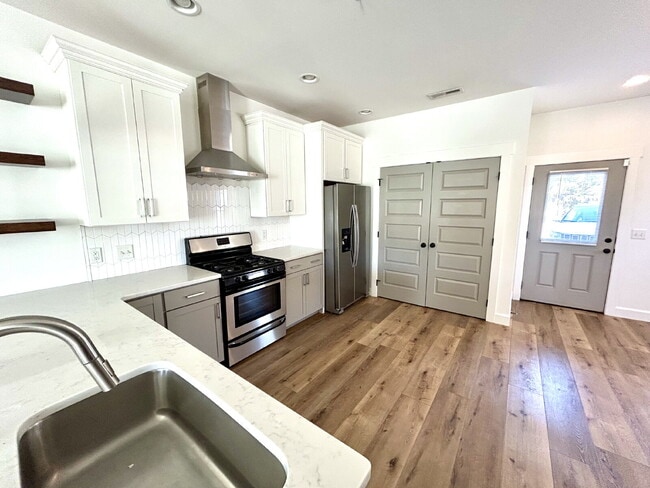 Building Photo - Modern 3-Bedroom 3-Story Apartment with a ...