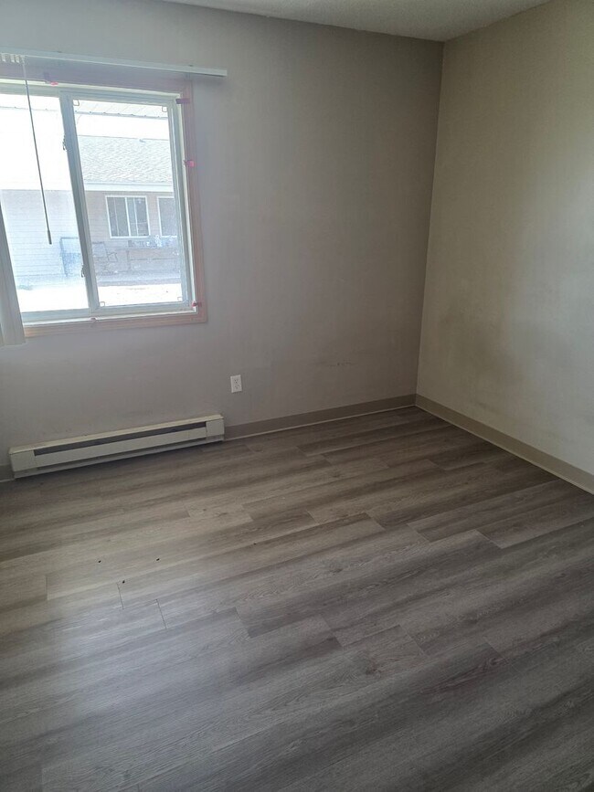 Building Photo - 1409 Belle Plaine