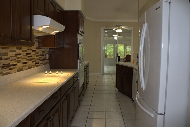 Building Photo - 3/2/3 Spring Hill Home