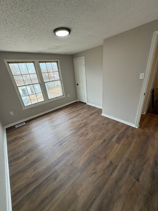 Building Photo - Townhome features 3 bedrooms and 1.5 bathr...