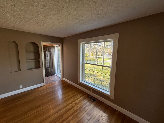 Building Photo - Spacious 4-Bedroom Property with In-Law Su...