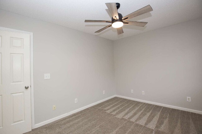Building Photo - Charming 3 Bedroom, 2,5 Bath home with hug...