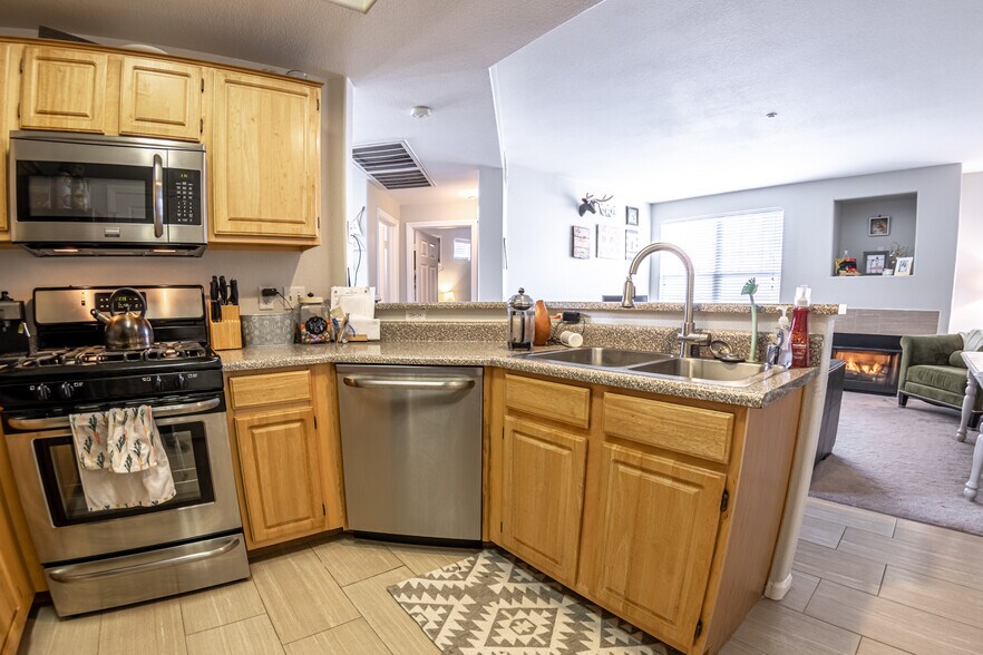 Building Photo - 5855 Valley Dr