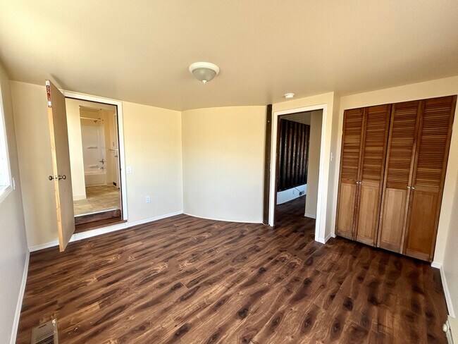 Building Photo - Unique 5 Bedroom Home