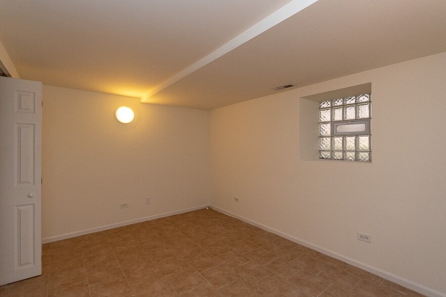 Building Photo - 1260 N Greenview Ave