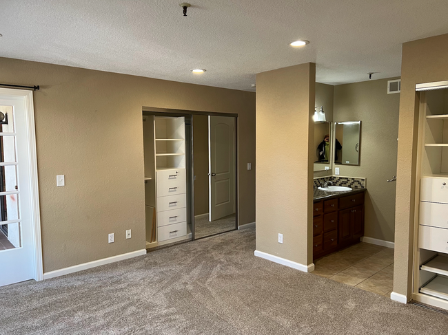 Building Photo - Spacious 3 Bed 2 Bath Condo Located in Des...