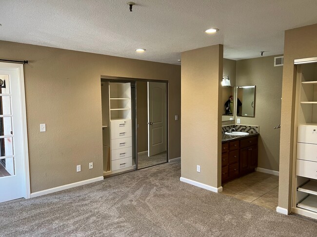 Building Photo - Spacious 3 Bed 2 Bath Condo Located in Desirable Mountain View Location