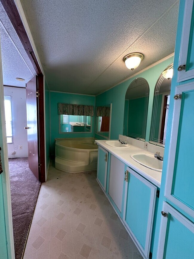Building Photo - Owner financing only