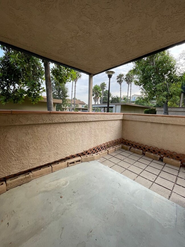 Building Photo - Fantastic 2br/2Ba Bottom Floor Condo in Th...
