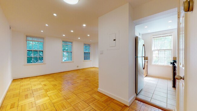 Building Photo - Spacious, Light-filled One Bedroom One Bat...
