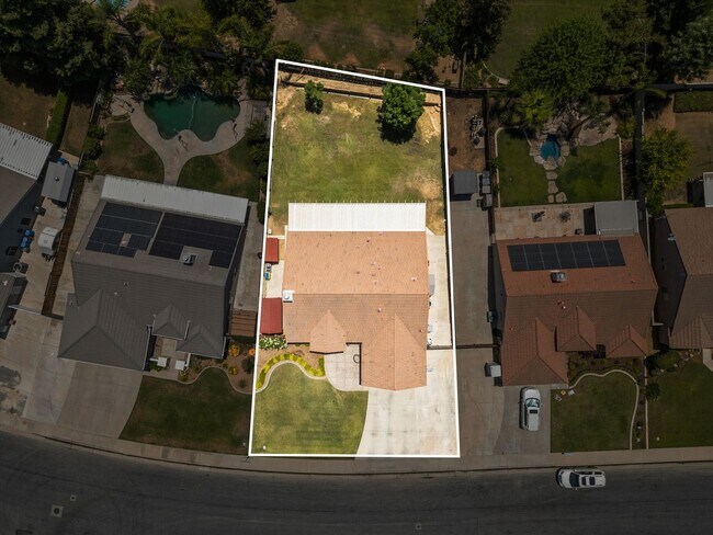 Building Photo - 10303 Roehampton Ave
