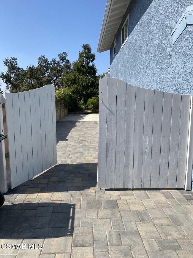 Building Photo - 845 La Grange Ave