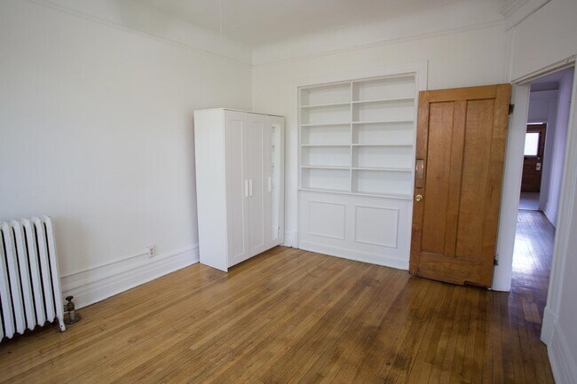Interior Photo - 5401-5403 S. Woodlawn Avenue