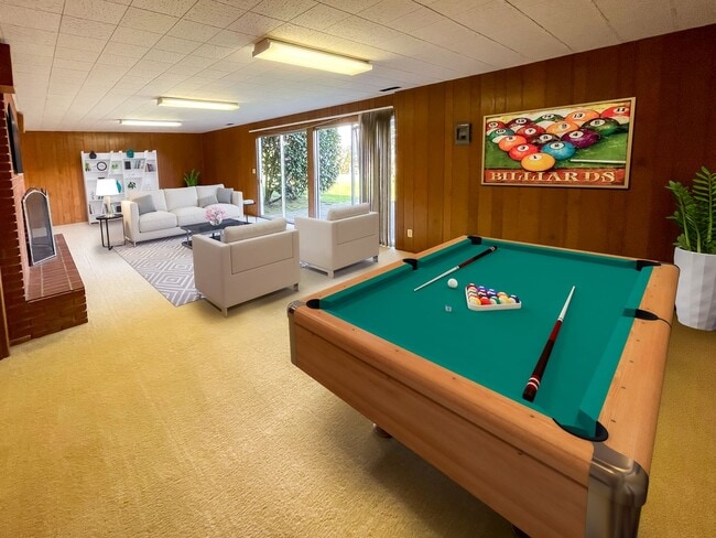Building Photo - Expansive 5-Bedroom Lake Oswego Property N...