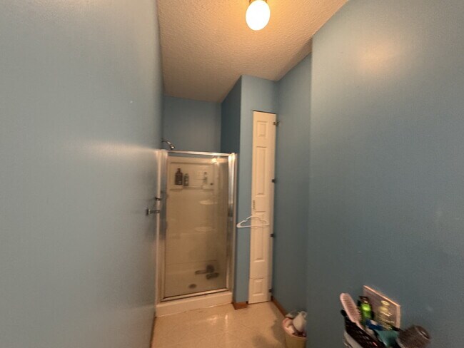 Building Photo - High Ceilings Townhouse Retreat: Spacious 2-Bed, 2-Bath Gem in Woodbury!