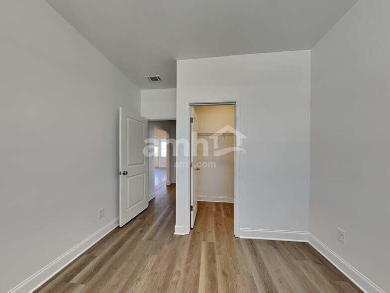 Building Photo - 510 Pointe Dr