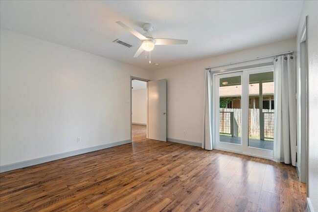 Building Photo - 2302 Berkett Dr