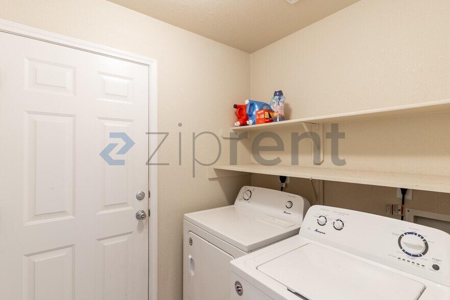 Building Photo - Unit