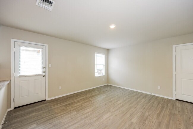 Building Photo - 5715 Leon Pl