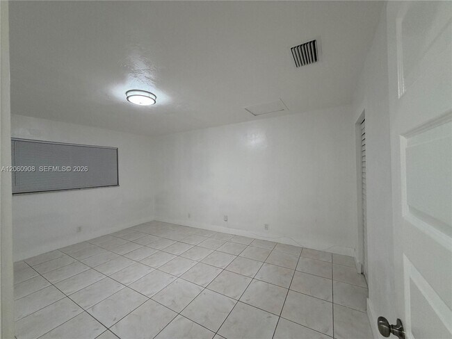 Building Photo - 732 SW 6th St