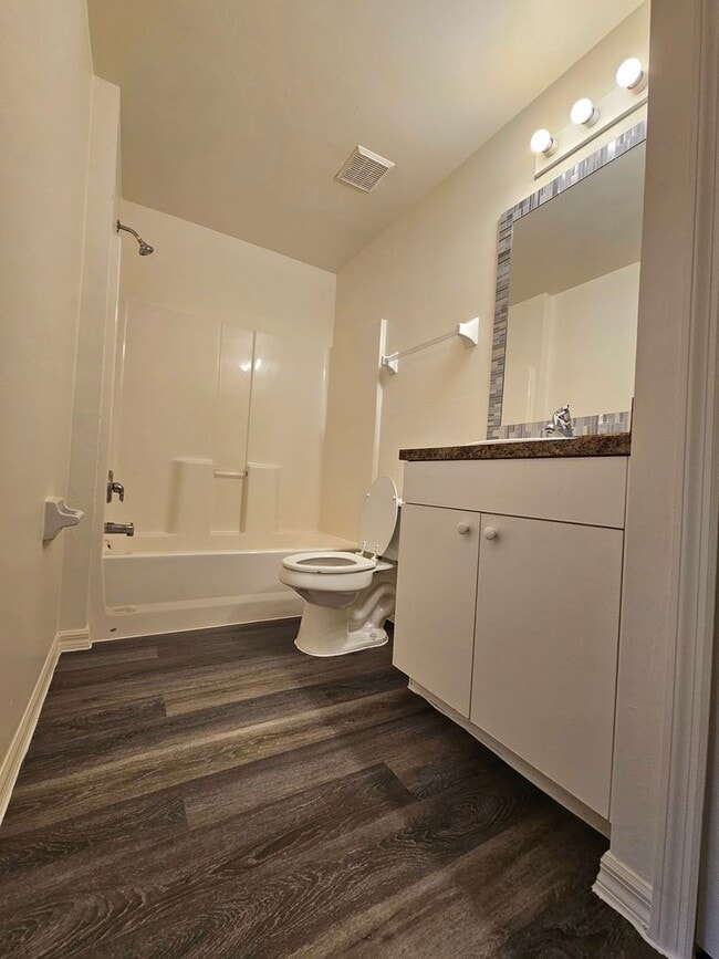 Building Photo - Move In Special Available for 2/2 plus Den