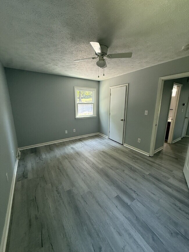 Building Photo - 2 Bedroom 1 Bathroom Apartment in Madison Heights with off street parking.