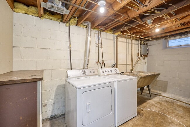 Building Photo - Charming 3-Bedroom Home with Finished Basement in Minneapolis!