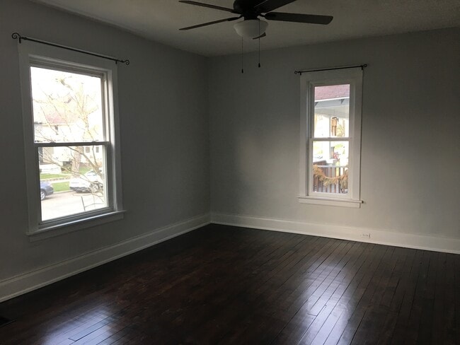 Building Photo - 936 Crescent St NE