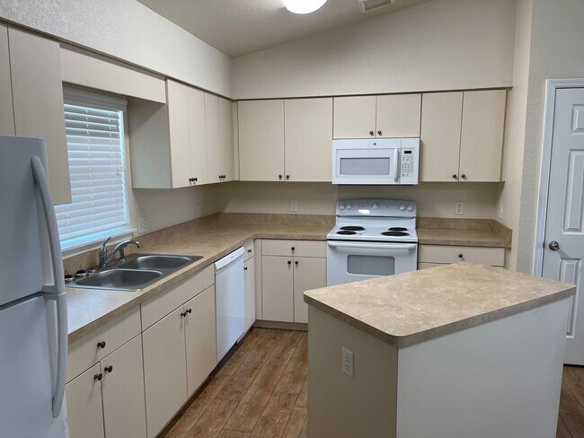 Building Photo - 3 Bedroom/2 Bathroom Duplex
