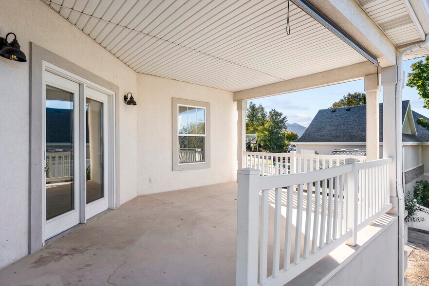 Covered Porch - 1807 Skyline Dr