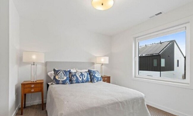 Building Photo - MODERN 3 BEDROOM 3 BATH NEAR CAMPUS