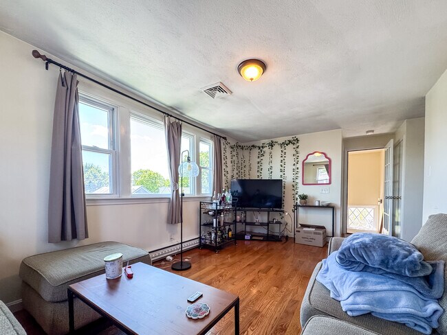 Building Photo - 74 Dunboy St