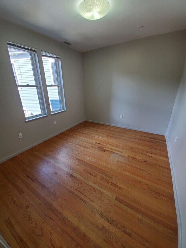Building Photo - 9/1 Huge, modern 5BR/2.5BA w/parking, AC, w/d in unit!
