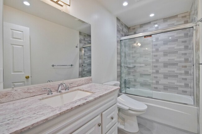 Building Photo - Remodeled 2 Bed 2 Bath Modern Condo with Bonus Loft Area