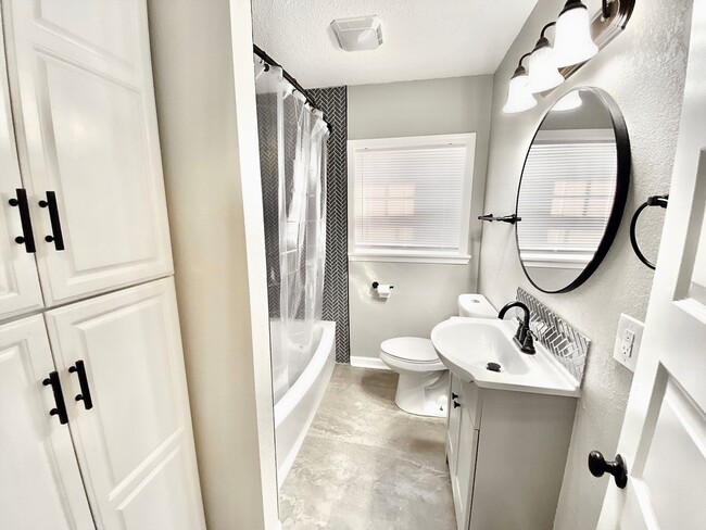 Building Photo - Charming Jenks Home with Vintage Character...