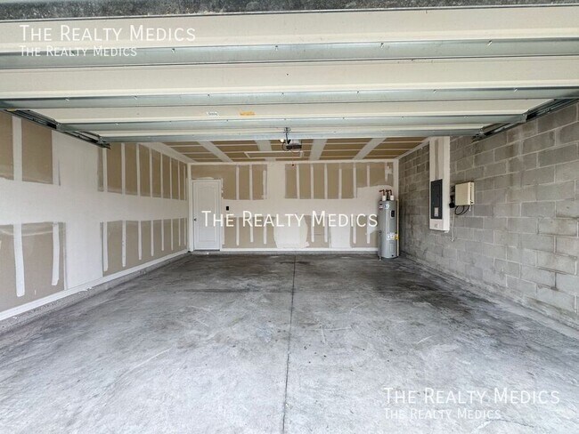 Building Photo - 1665 Laurel Oaks Dr