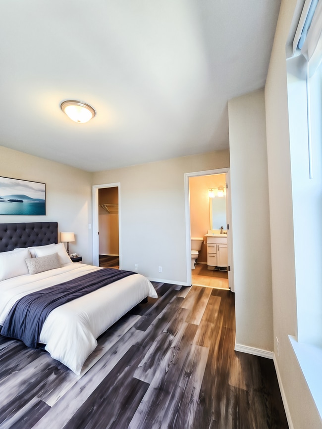 Building Photo - Broadway Area 3Bd/3.5Ba Townhouse!