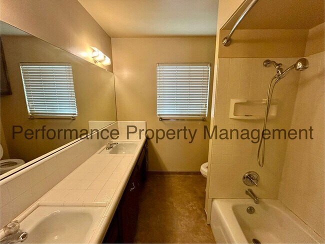 Building Photo - Cozy 3 Bed/2 Bath SW Bakersfield Home w/ Pool & $0 Deposit Option