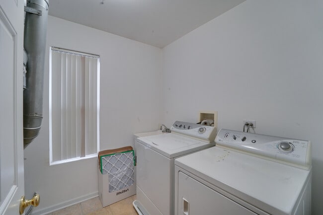 Building Photo - 1838 Crenshaw Cir