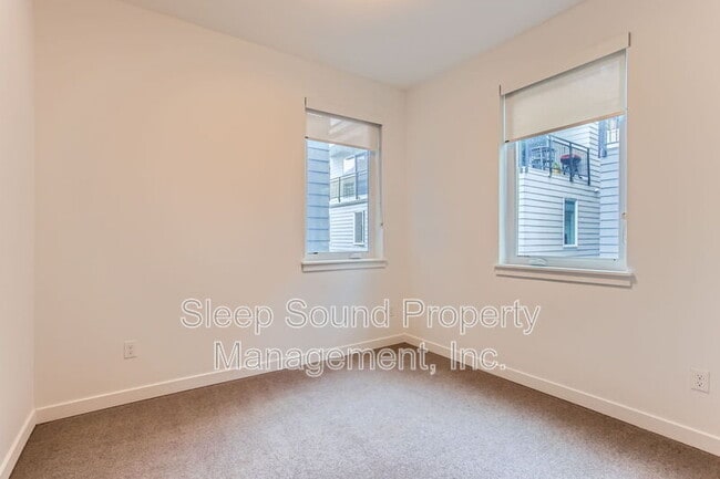 Building Photo - 1030 N Ainsworth St