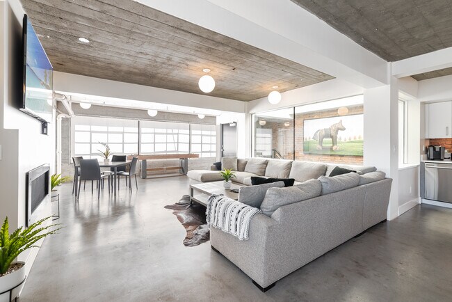 Building Photo - Penthouse