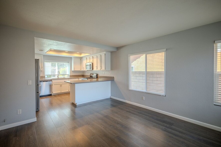 Building Photo - 3099 Oakview Ln