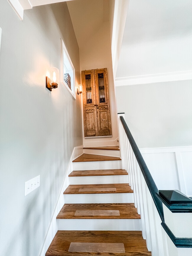 Building Photo - 764 E 2nd St