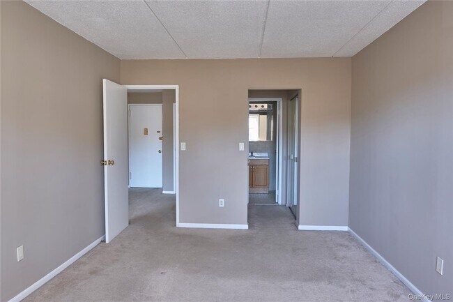 Building Photo - 2 Consulate Dr