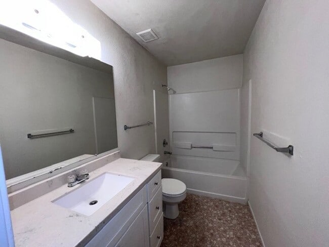 Building Photo - 3 Bedroom 2 Bath home close to schools, sh...