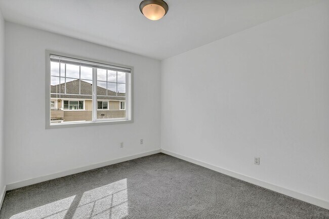 Building Photo - Perfectly Placed Condo In the Heart of Puyallup